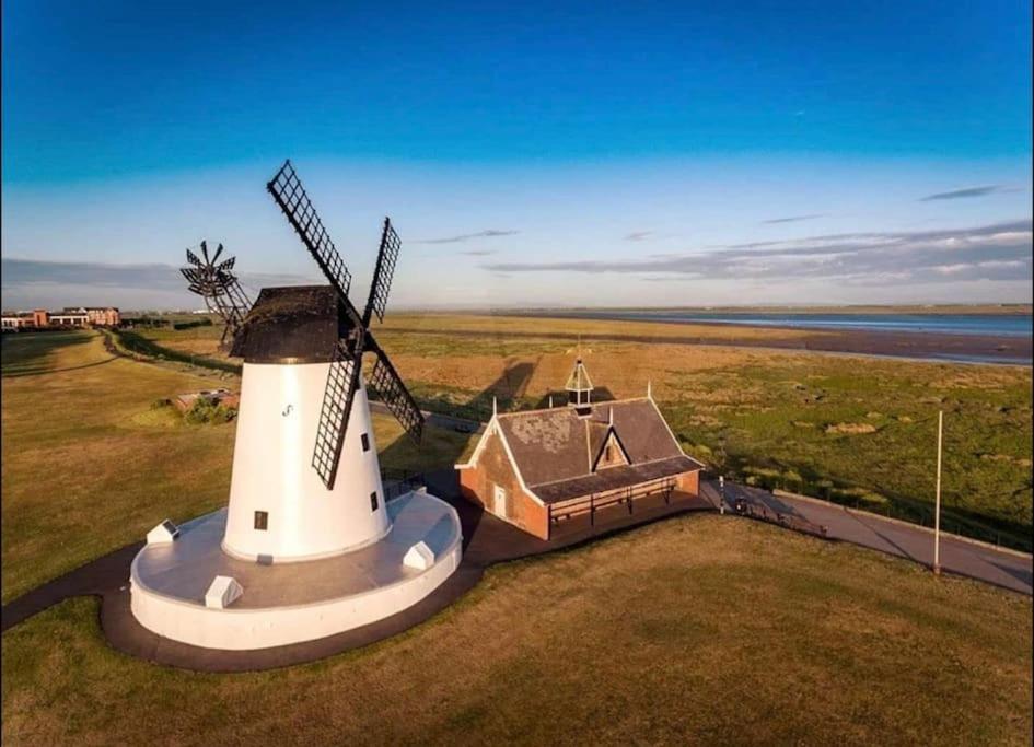 Sunny Seaside Beach House Lytham Centre Sleeps 8 Lytham St Annes Exterior photo